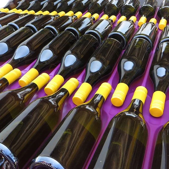 Flyfaire Chardonnay 2017 in bottles for all those Chardonnay lovers!🍇🍷after a year in the vats, it has matured nicely. Looking forward to sharing our newest vintage with you all!
#chardonnay #wine #wineries #cellardoors #cellardoor #winebottles