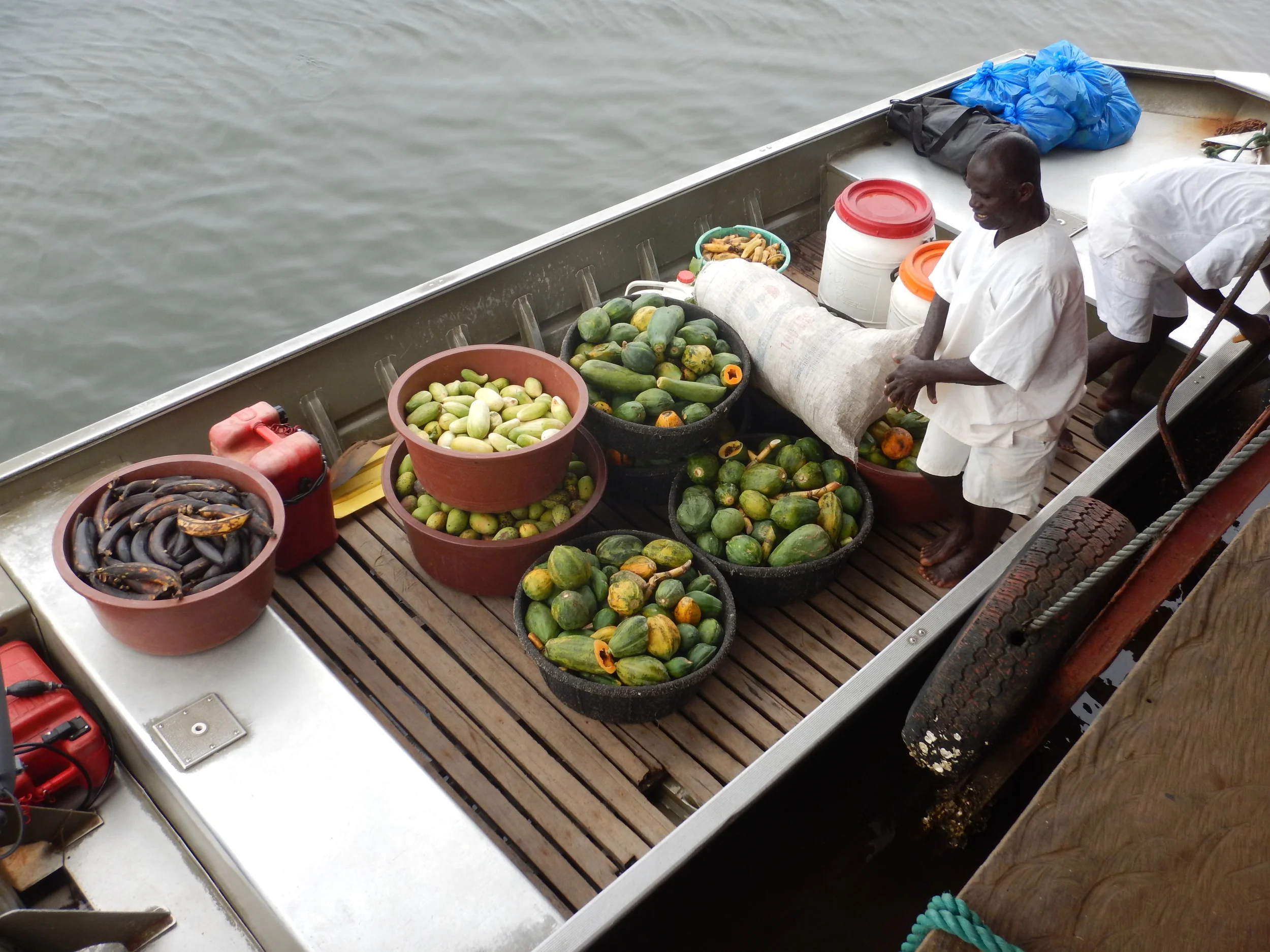 Volunteers load up the boat with food and water. Credit: Agnes Souchal