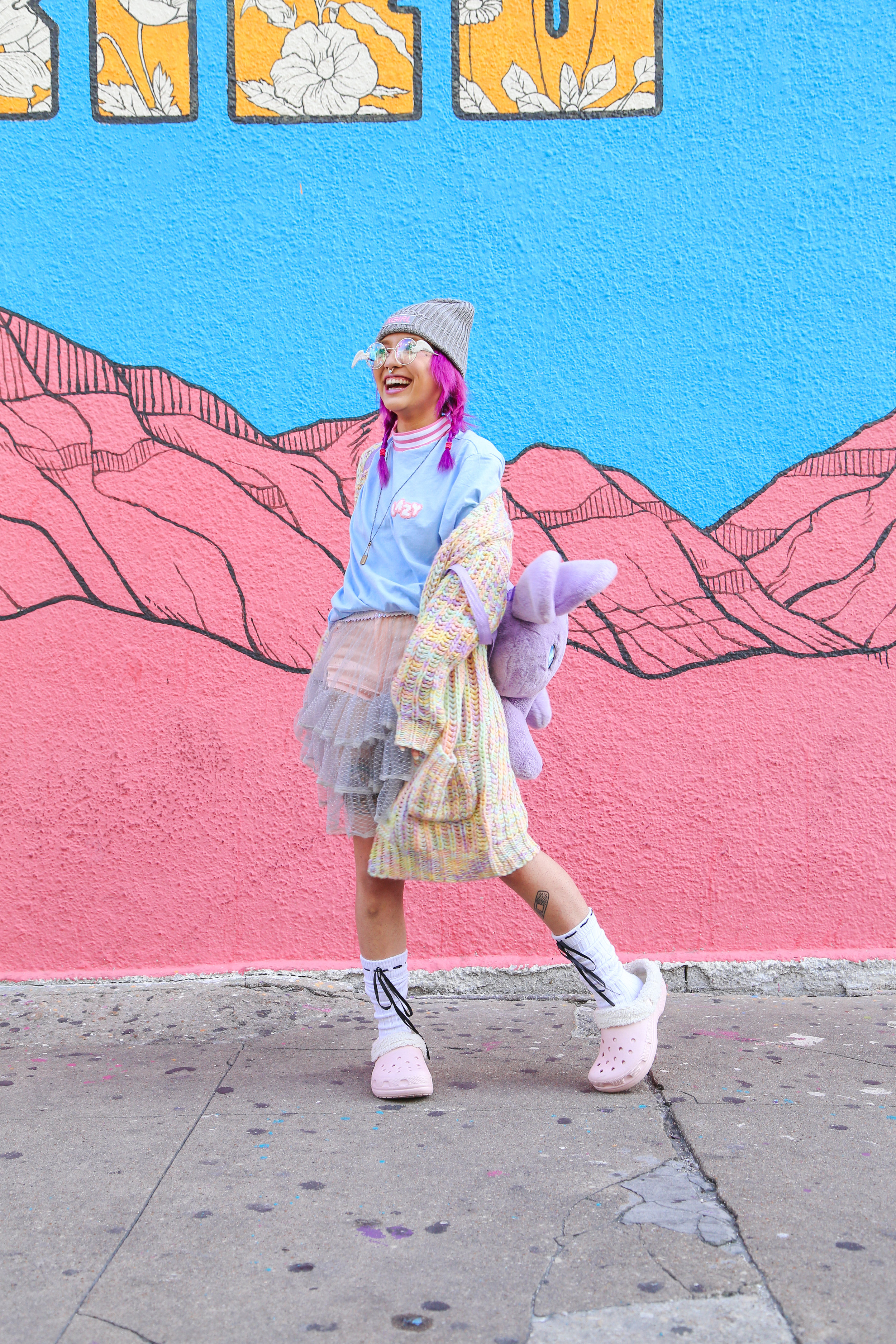 pink crocs outfit 