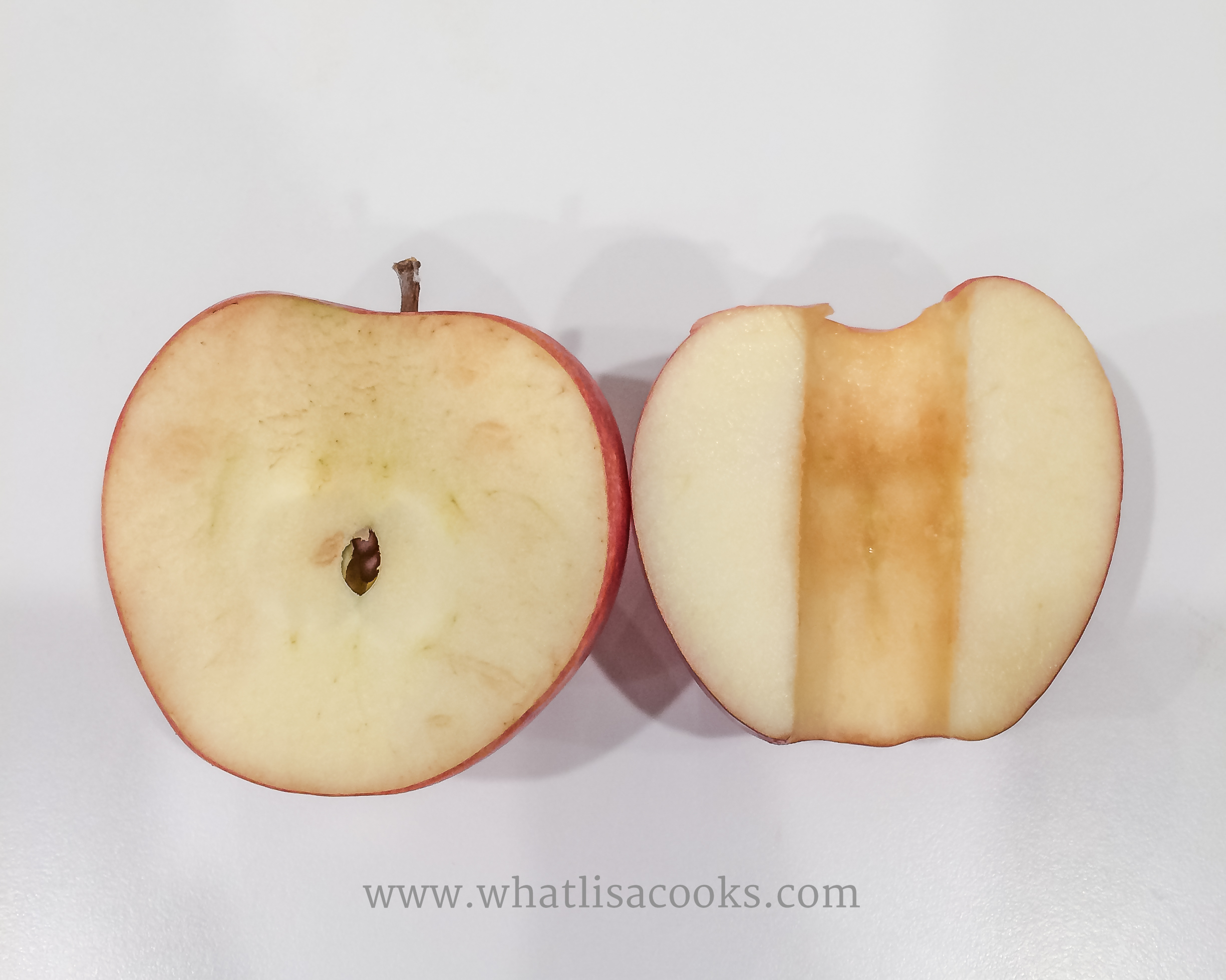 The apple on the left was cut three days before, the one on the right was cut just before the picture was taken. Not much difference. 