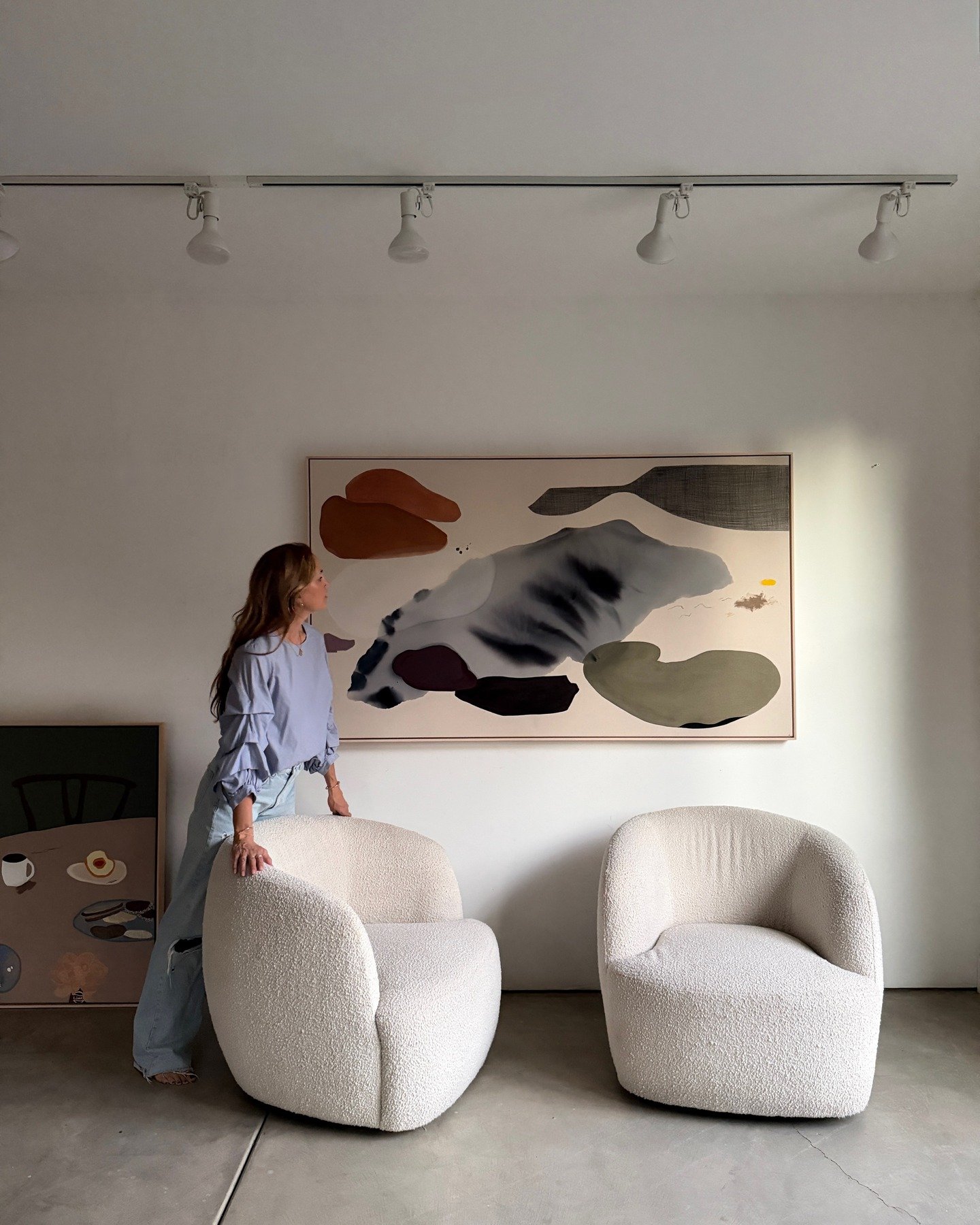 This year needed tending to,
so I listened.
Not for answers,
but for support.

These paintings were shaped in that space, through learning and letting go.

New paintings are now available with @uprisenyc.