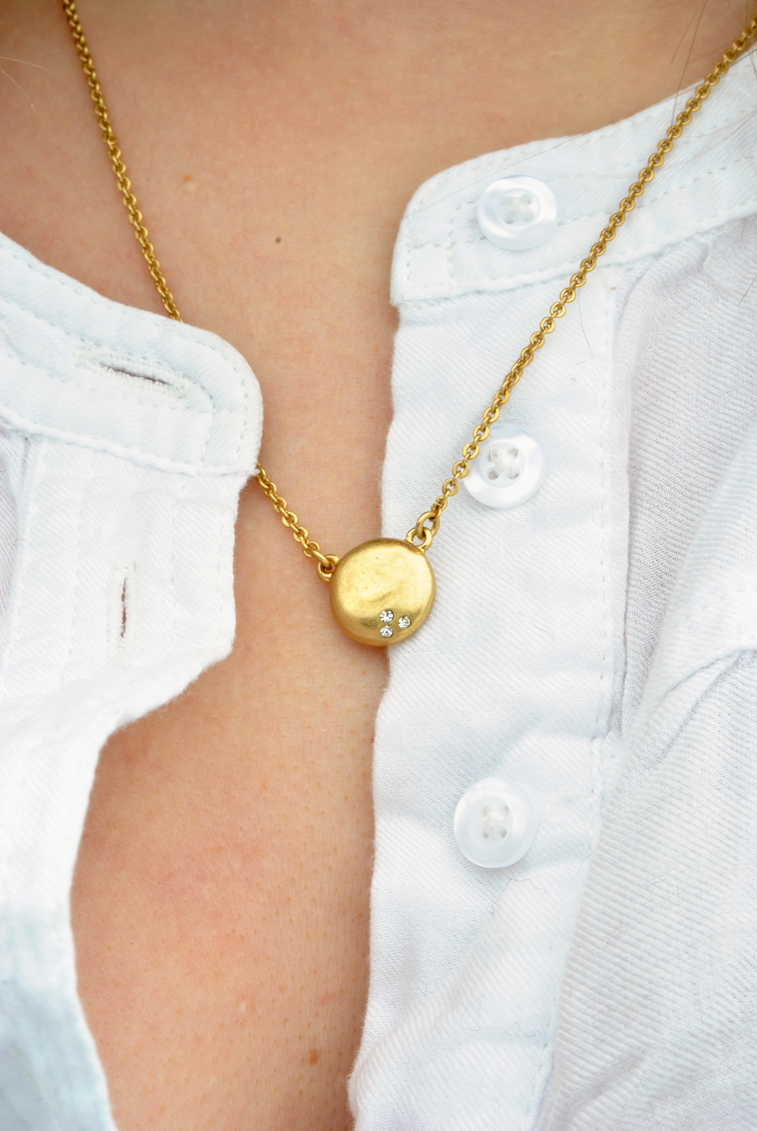 gold pendant necklace from Chloe+Isabel | thoughtfulwish