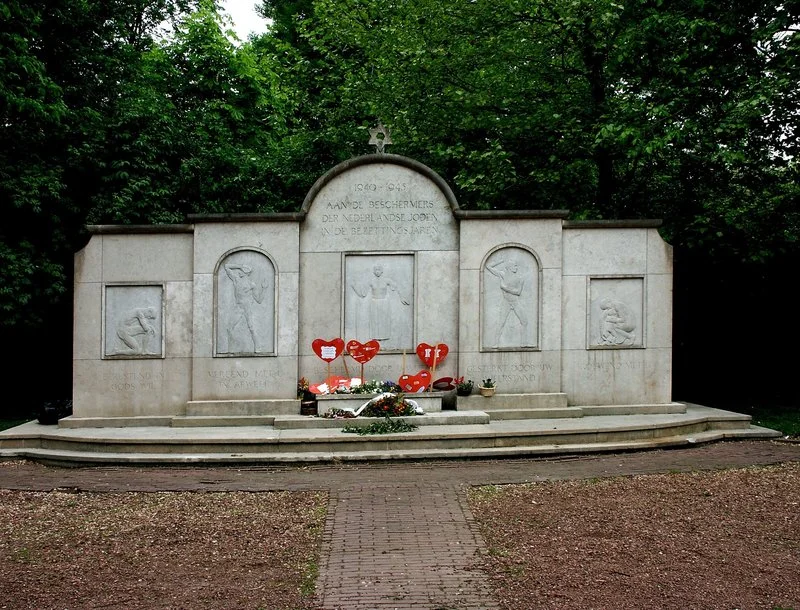 Monument van Joodse Erkentelijkheid totaal.jpg