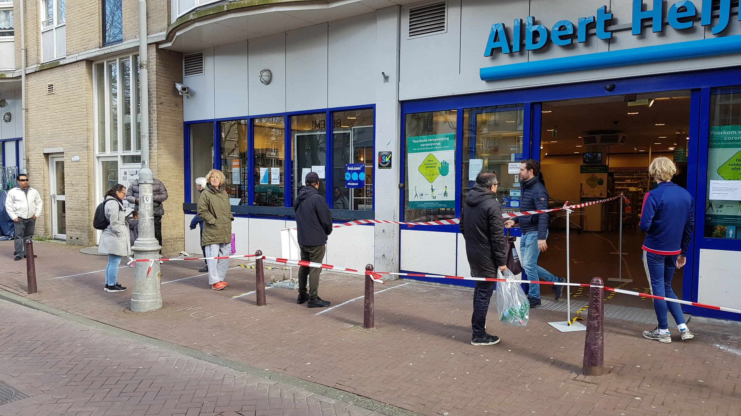 In de rij voor AH Wittenburg — 1018