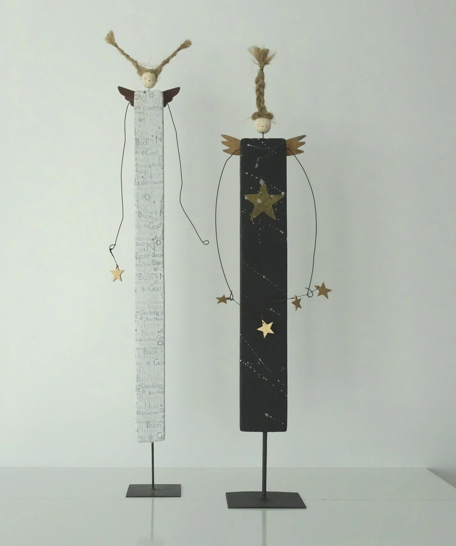 Links: Lulu, 80 cm hoch, CHF 110.--,, Rechts: Melanie 75 cm hoch, CHF 110.--, im Atelier