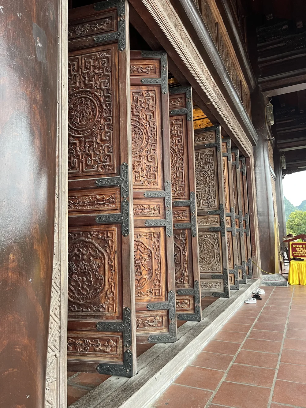  Intricately carved temple doors at Tam Chúc. 