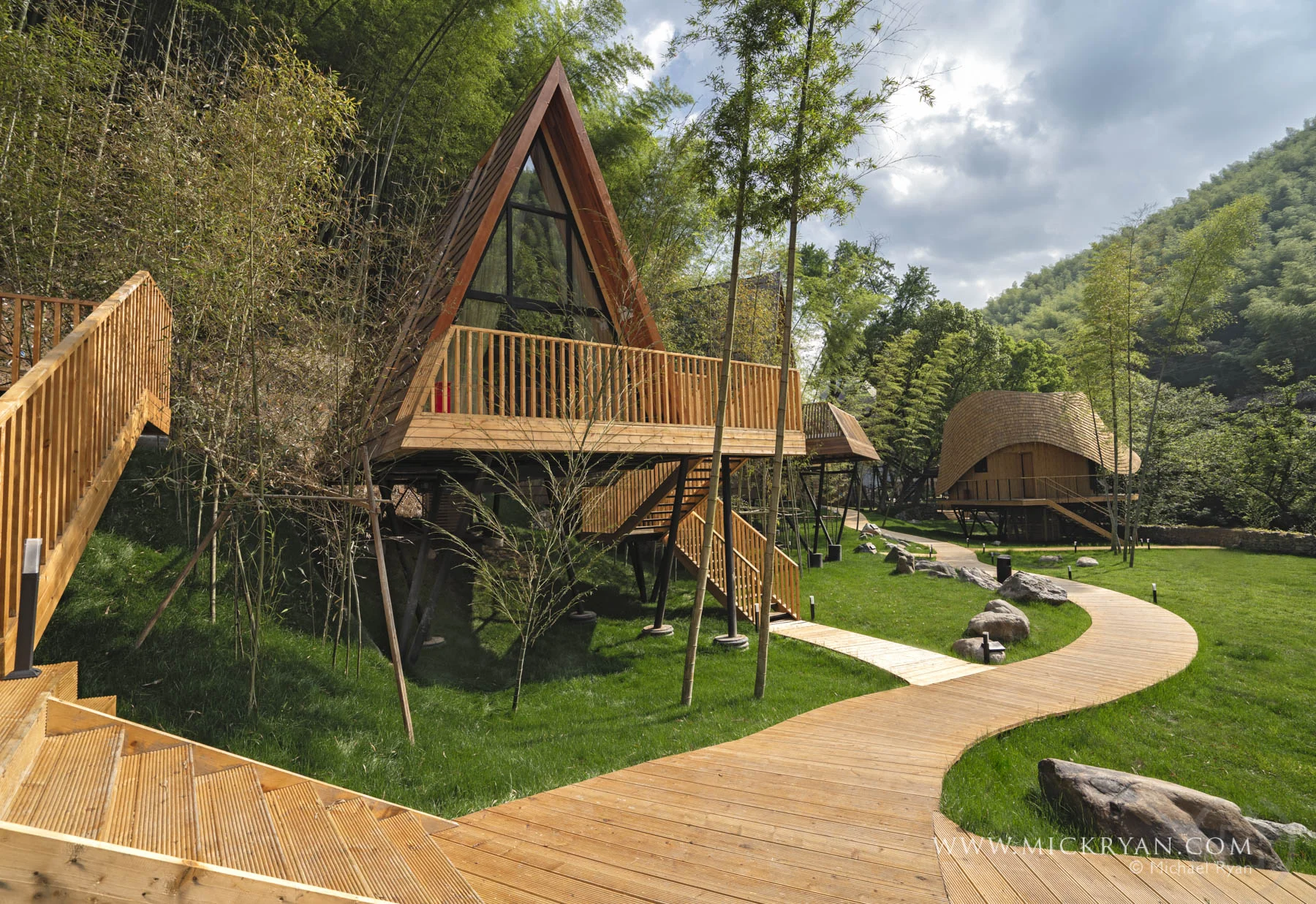 Tree Wow. 5 star accommodation in the woods in the countryside in China. Who'd have thought?