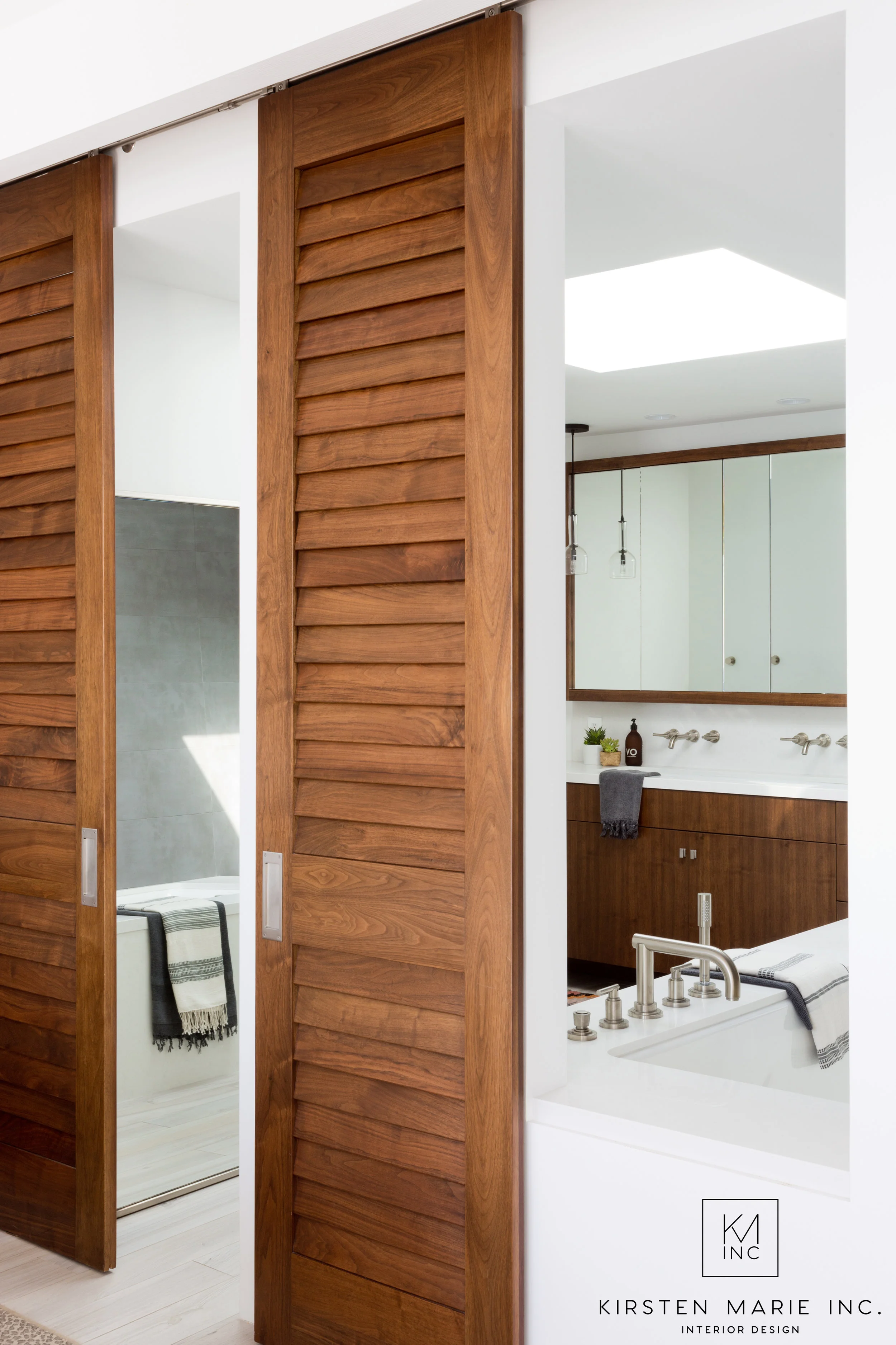 MODERN BEACH BUNGALOW BY KMI | PHOTO AMY BARTLAM