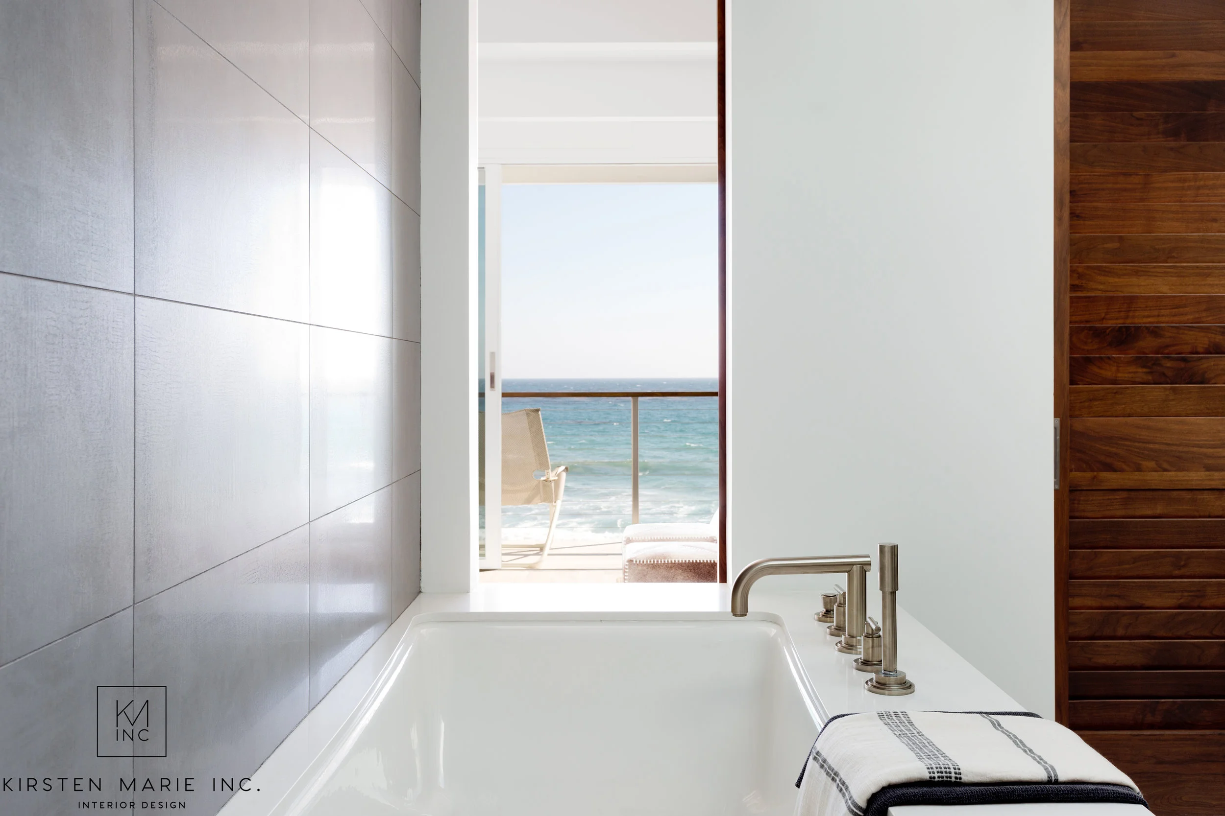 MODERN BEACH BUNGALOW BY KMI | PHOTO AMY BARTLAM