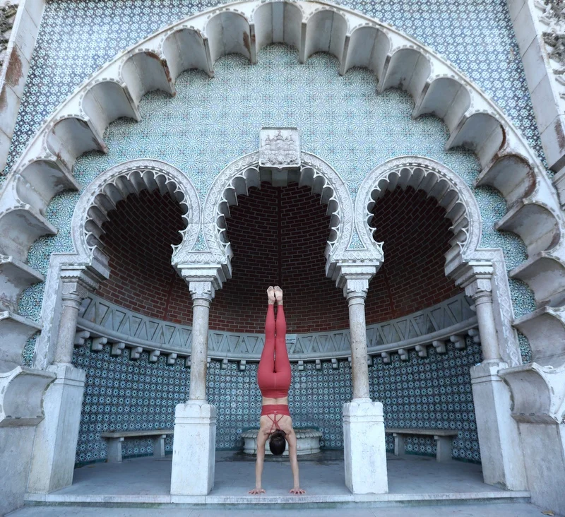 Handstanding in Sitra