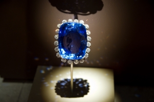 423 carat Logan Sapphire. One of the largest faceted blue sapphires in the world and is the heaviest mounted Gem in the National Collection. The Logan Sapphire was donated to the Smithsonian in 1960 where it is display surrounded in 16cts of brilliant cut white diamonds.