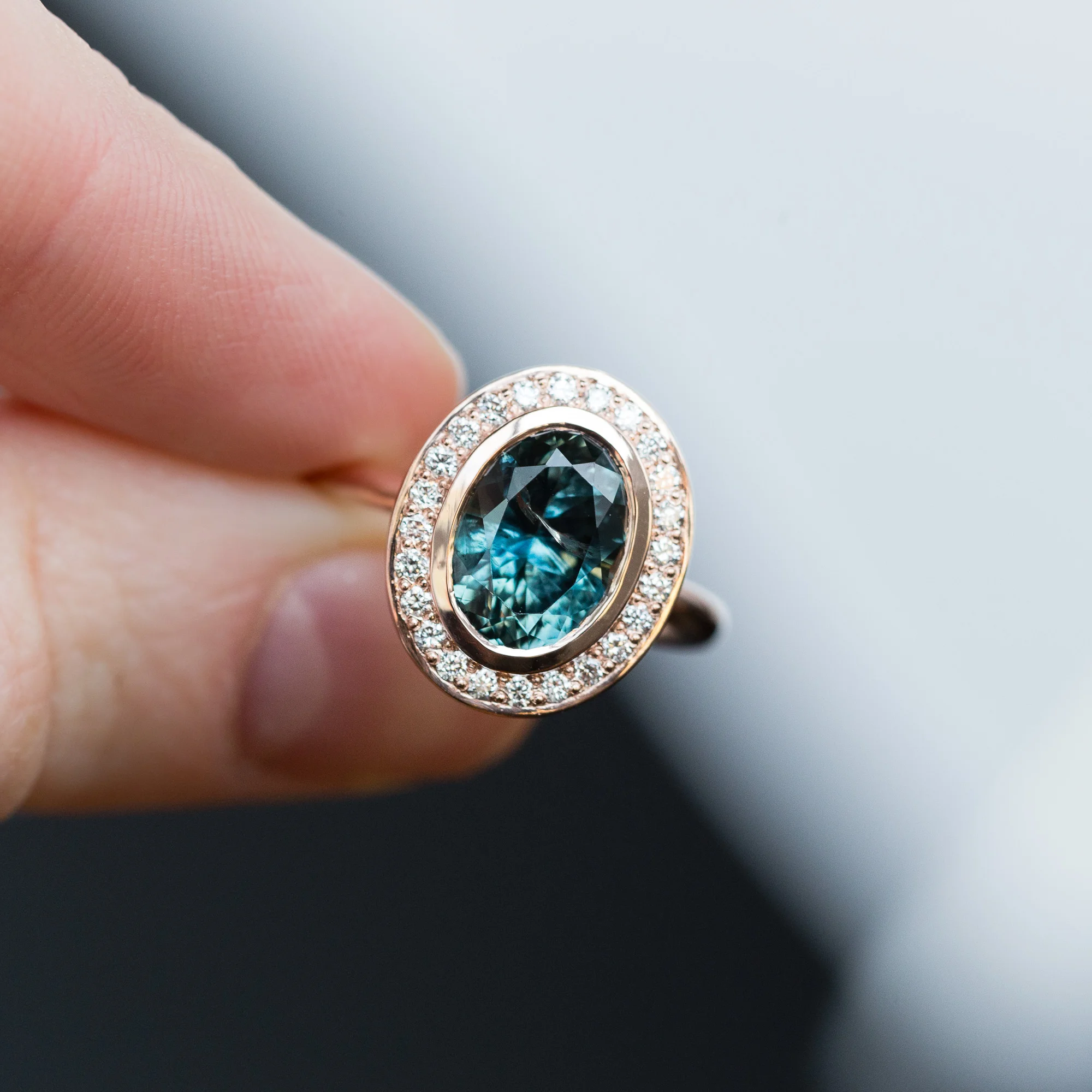 anueva.jewelry.3ct.Montana.diamond.bezel.halo.gold.engagement.ring-8.jpg