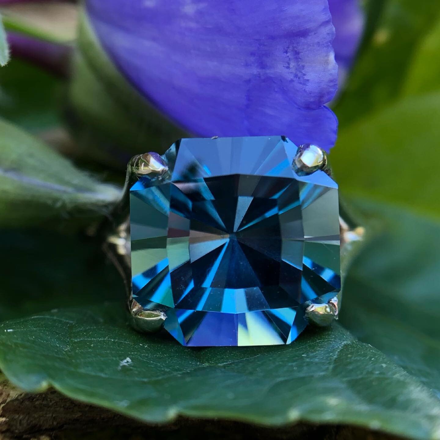 Sometimes less really is more.🔥
London blue topaz cut by me @steadygems in a hand fabricated white gold setting created by my babe, @thewhittlemaster. Designed and made for one of my oldest/greatest friends @bridgetleighc.