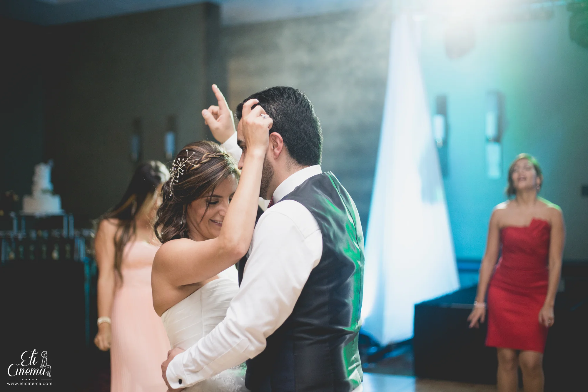 juliethbravo-weddingplanner-bogota-primer-baile-novios-vestido.jpg