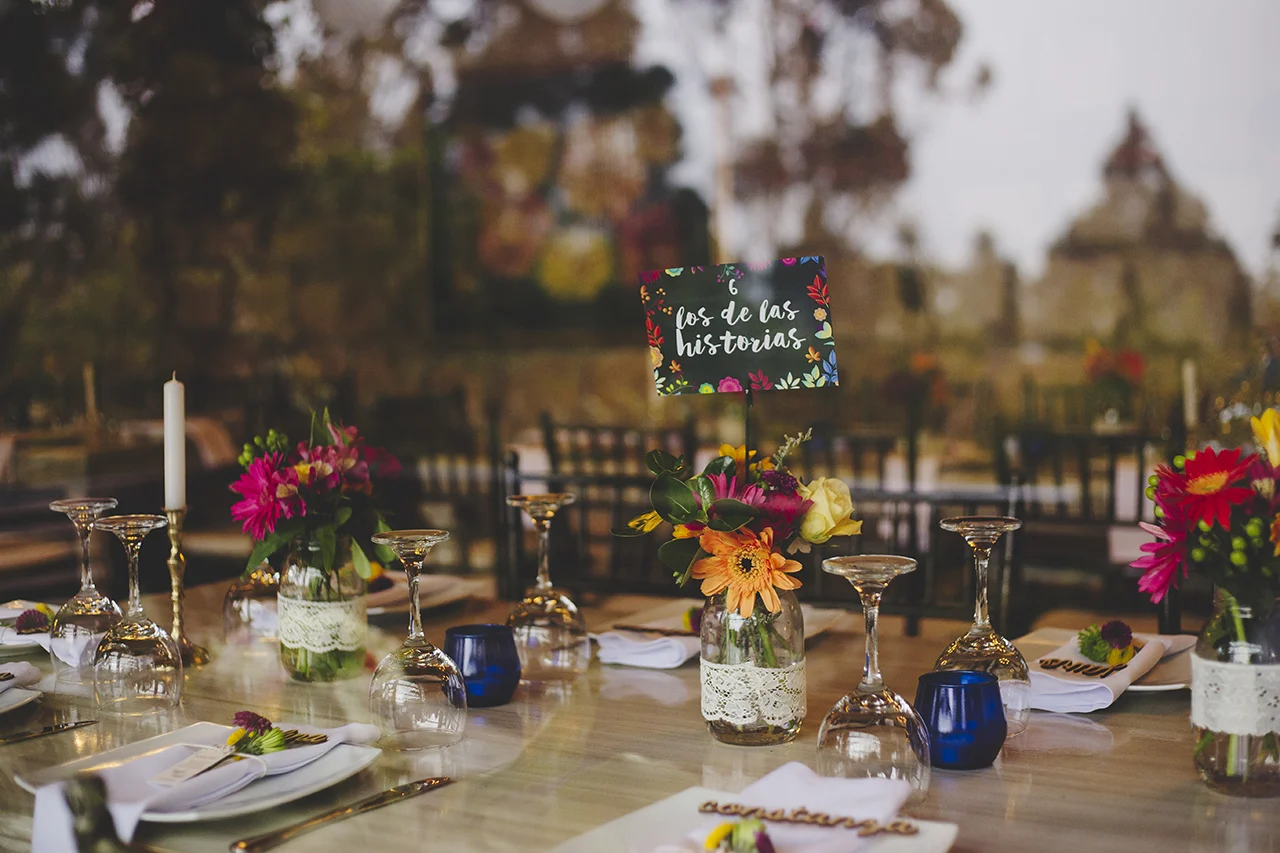 boda-marcadordemesa-idea-bogota-hacienda-julieth-bravo-weddingplanner-colombia-flores.jpg