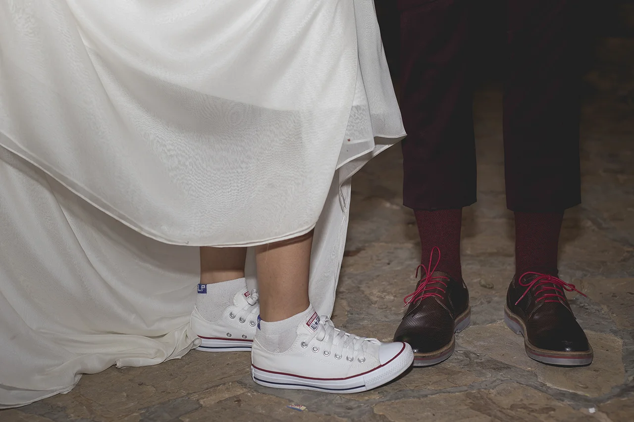 boda-calera-hacienda-converse-novia-novio-zapatos-juliethbravo-wedding-planner-colombia-.jpg