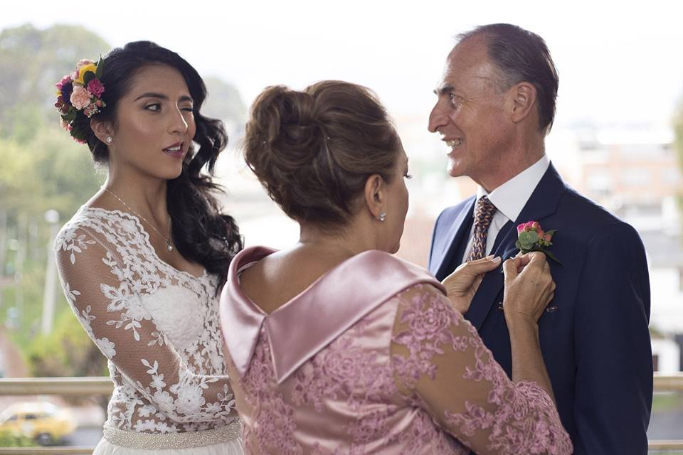 papas-novia-bendicion-juliethbravo-weddingplanner-bogota-colombia.jpg