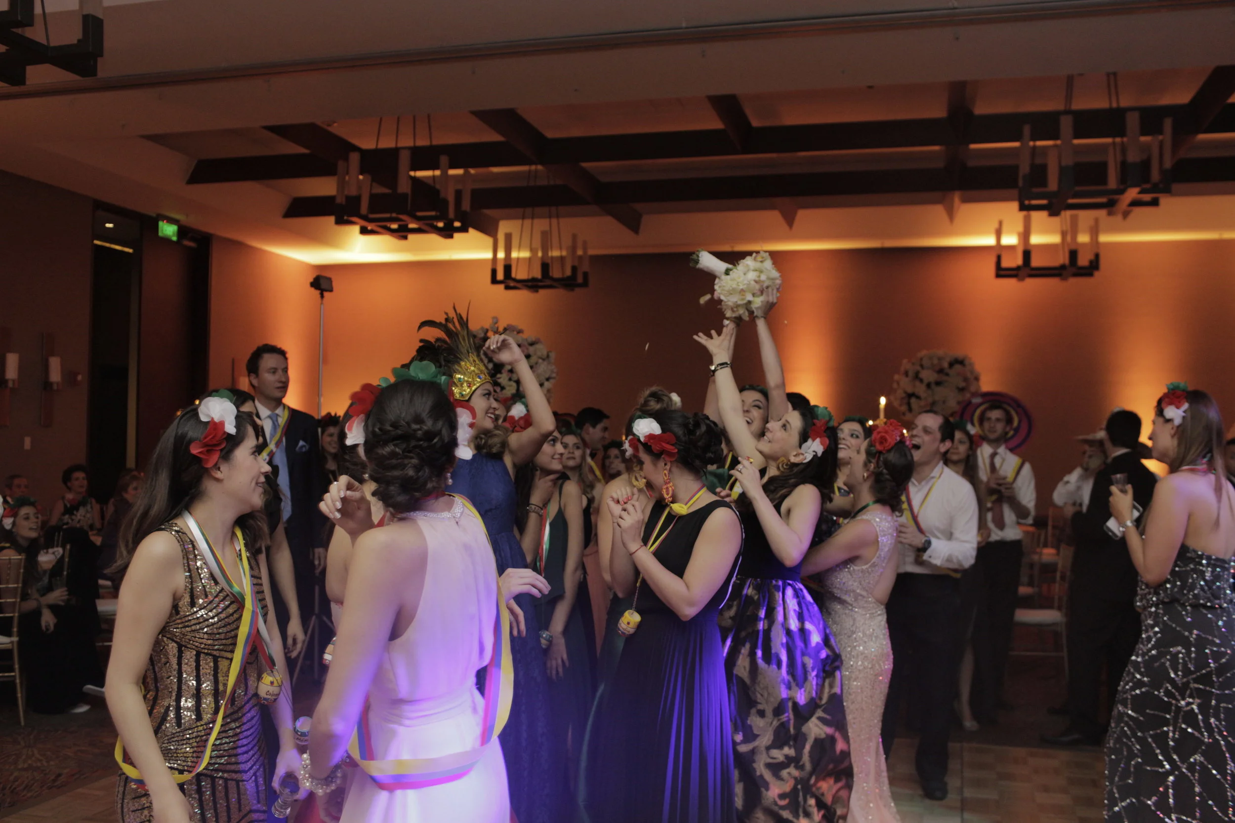 juliethbravo-davidvasquez-boda-colombia-miami-weddingplanner-tirarelbouquet.JPG
