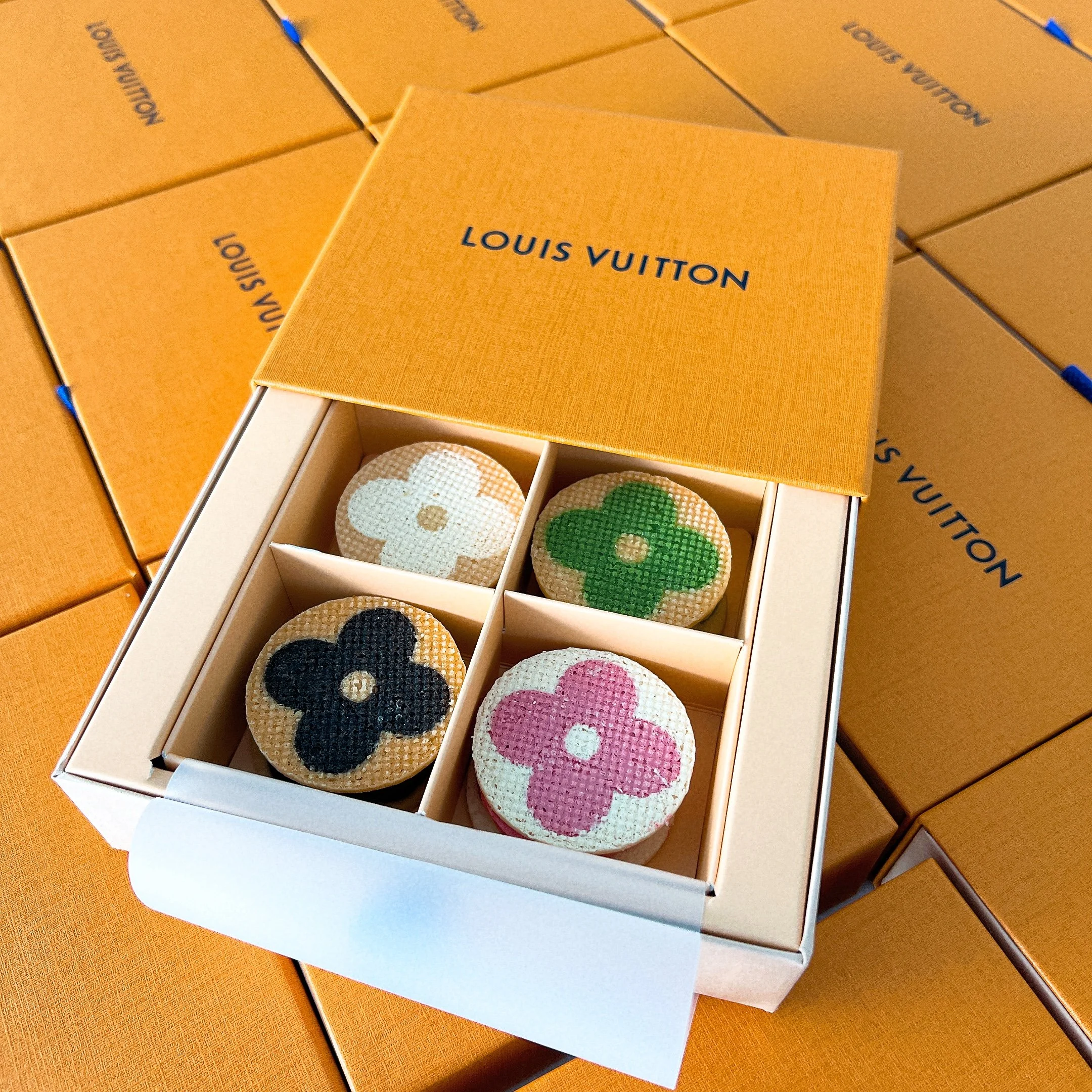 LOUIS VUITTON SANDWICH COOKIE SET 2025