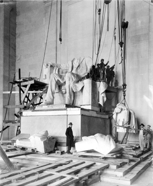 Assembly of the Lincoln statue at the Memorial.