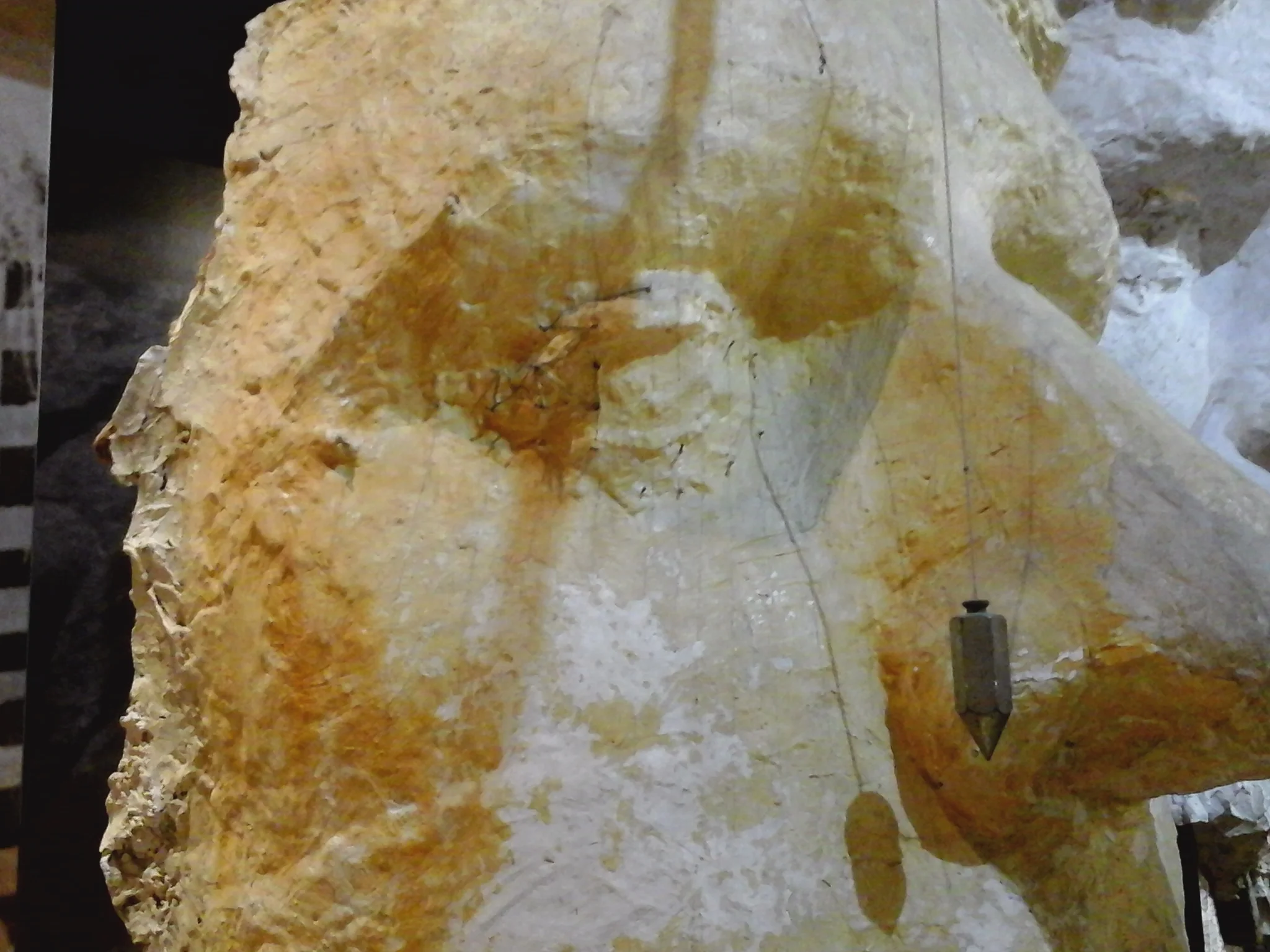 Model of Jefferson's face, shown with pointing marks and a plumbline, at the Mount Rushmore Museum.
