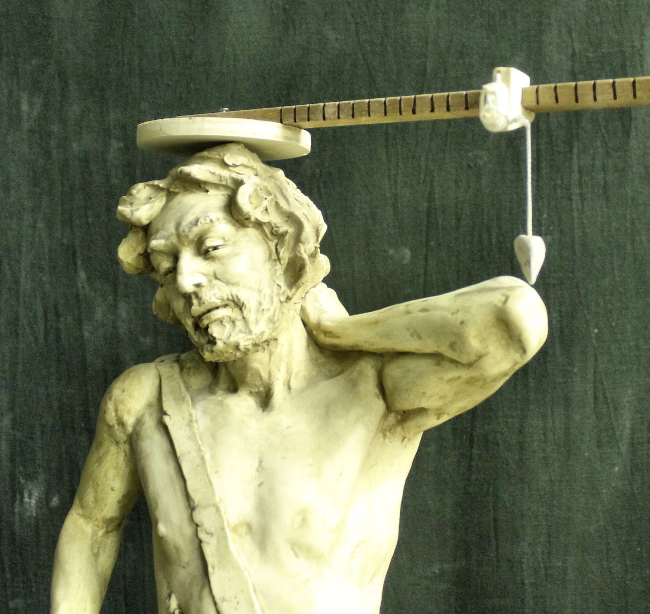 A difinitore, or pointing device, similar to the ones used at Rushmore, mounted on a sculpture.