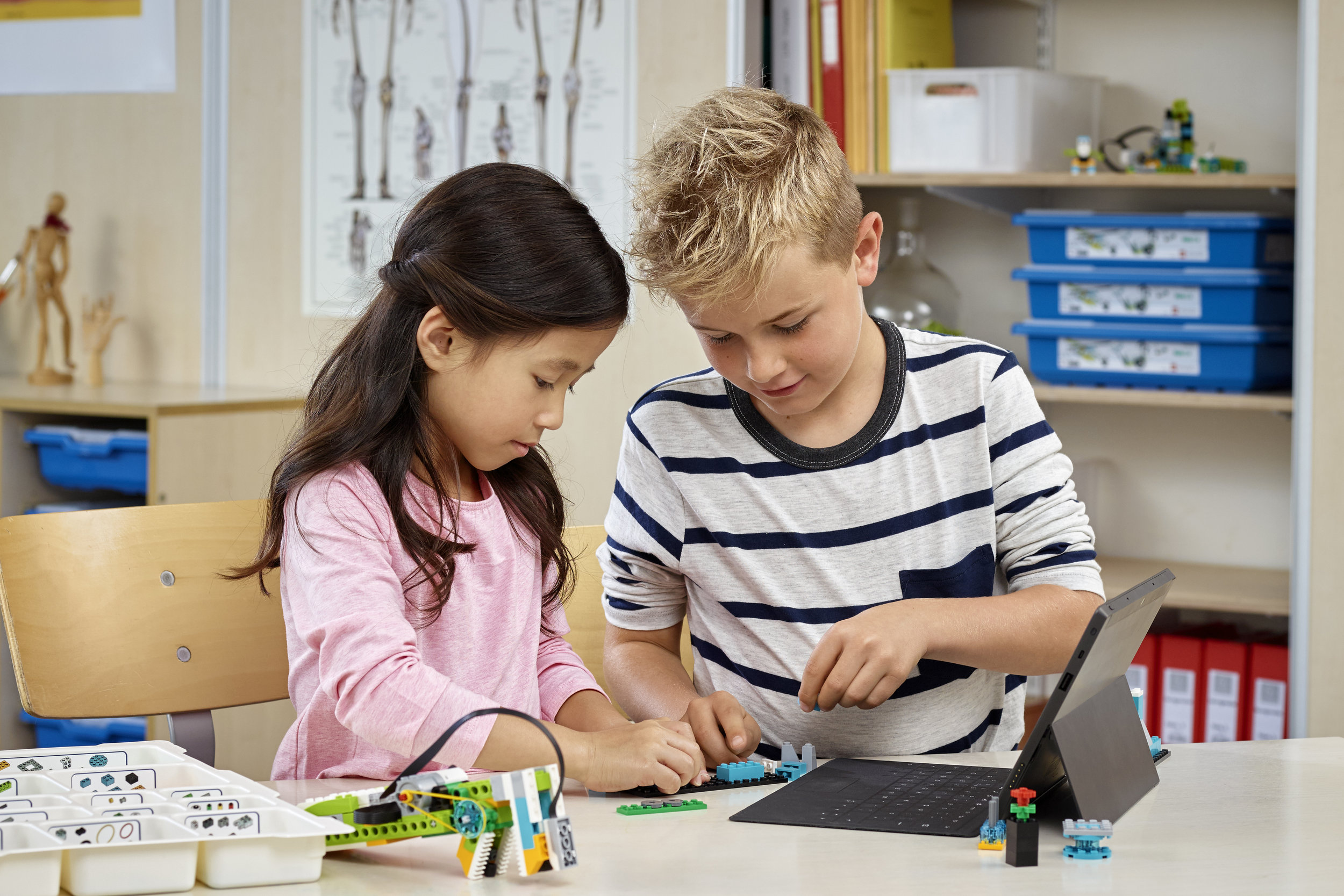 Futuro programador de sucesso. Dia do conhecimento. criança aprendendo  lição privada. blogues infantis. menina sorridente feliz com laptop.  Comecem. criança jogando jogo de computador. de volta à escola. educação  online fotos, imagens