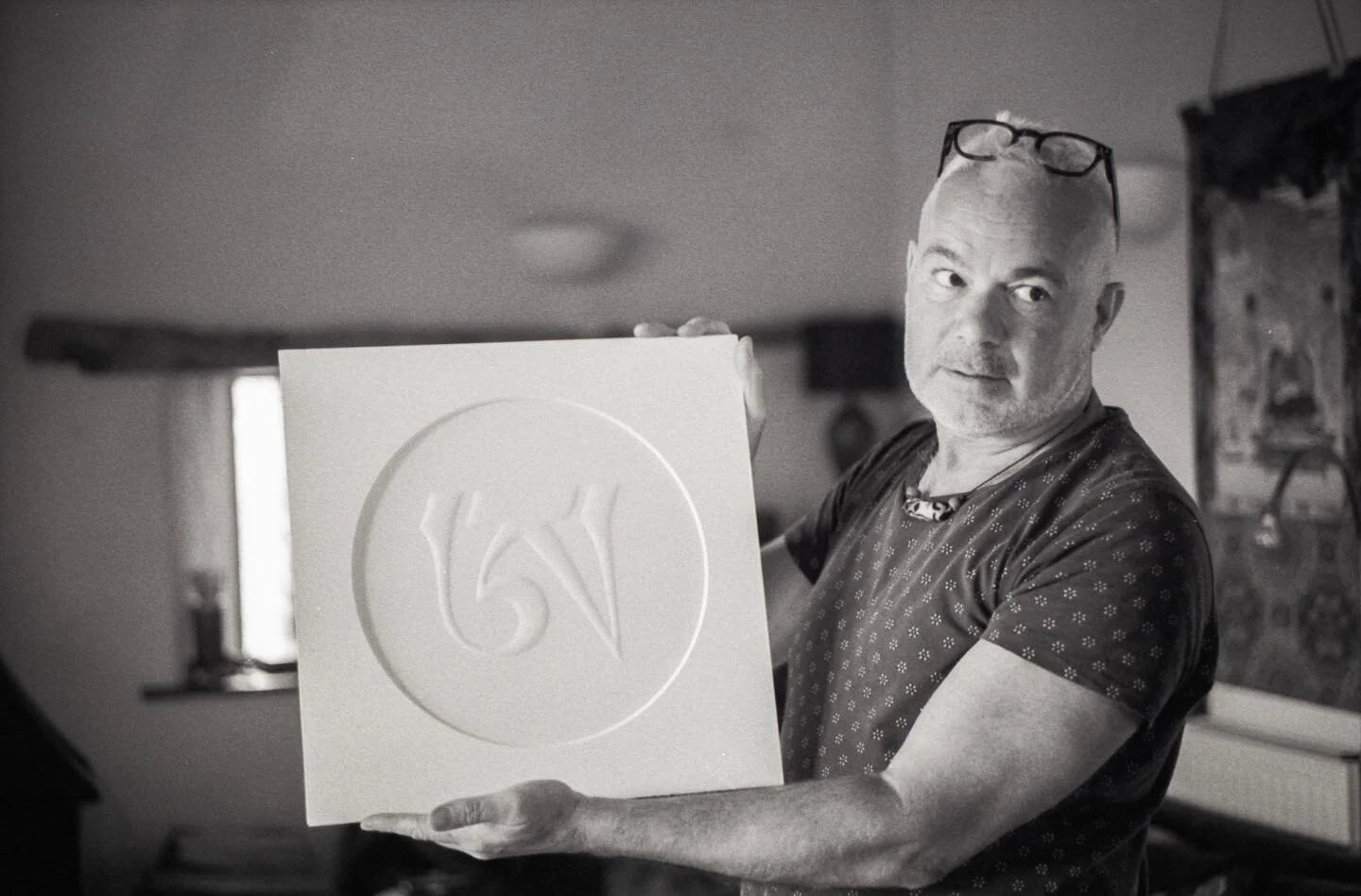 A chance meeting with Dharma Artist Tashi Mannox. 

@tashimannox #calligraphy #tibetan #tibetancalligraphy #tibetart #artiststudios #dharma-art#spiritualpractice #leicam6 #ilfordhp5 #filmphotography #blackandwhitephotography #filmsnotdead#@thetableha