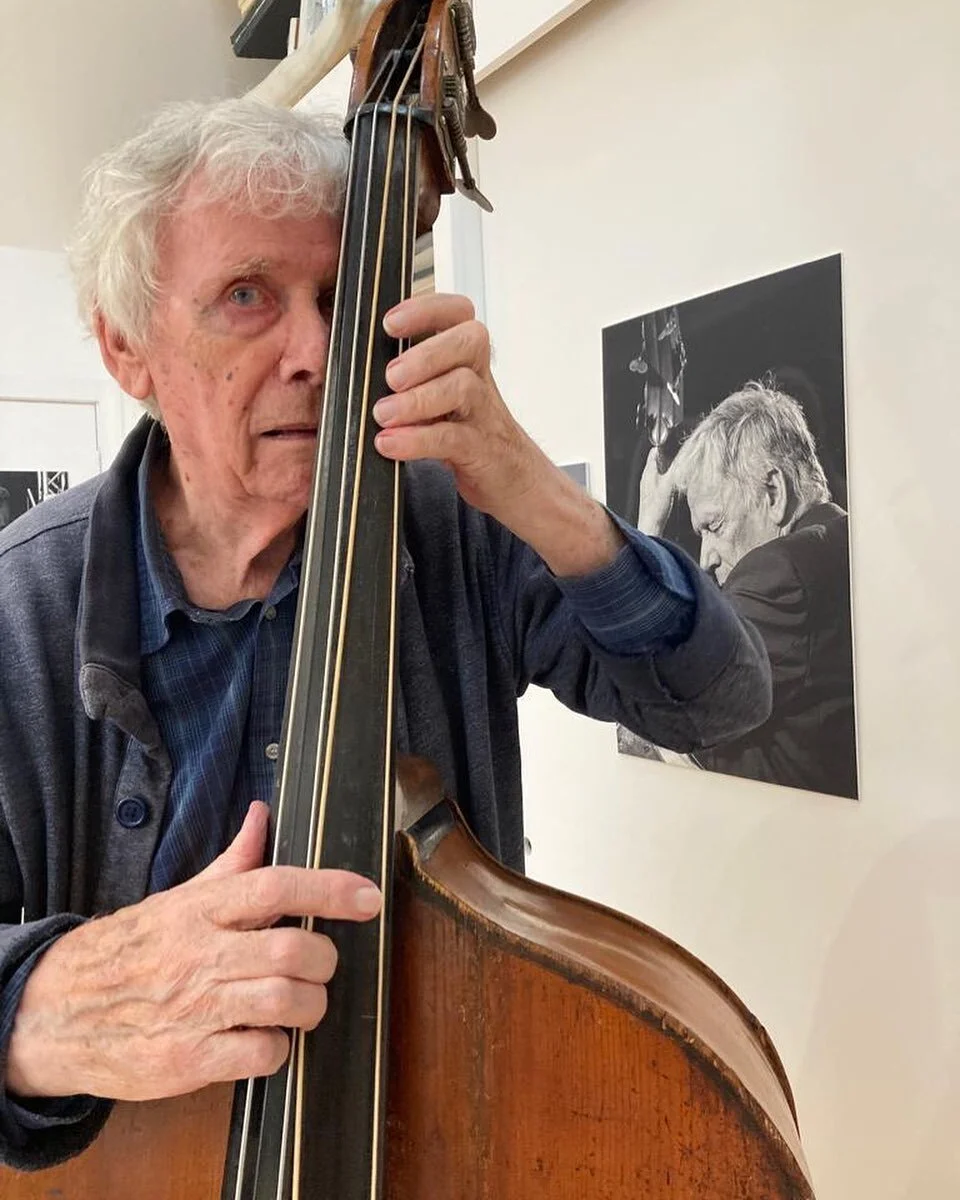 As part of @ArtWave 2022, Kris Pawlowski will be exhibiting a series of photographs of musician Herbie Flowers in concert. 

The exhibition captures the atmosphere and musicians Herbie played with during concerts at the Spiegeltent and the Dome Corn 