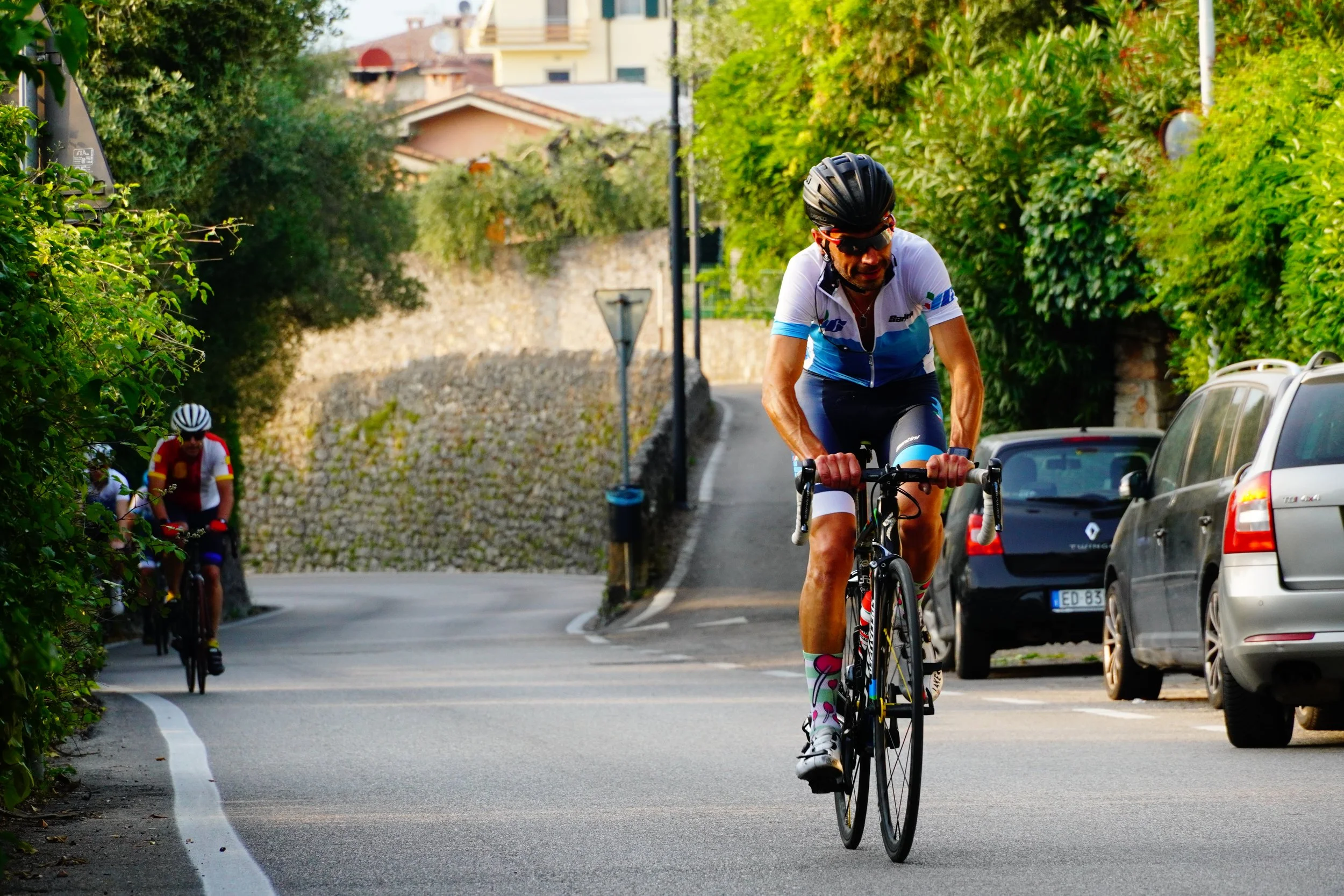 HOW TO SURVIVE A FAST GROUP RIDE..... 