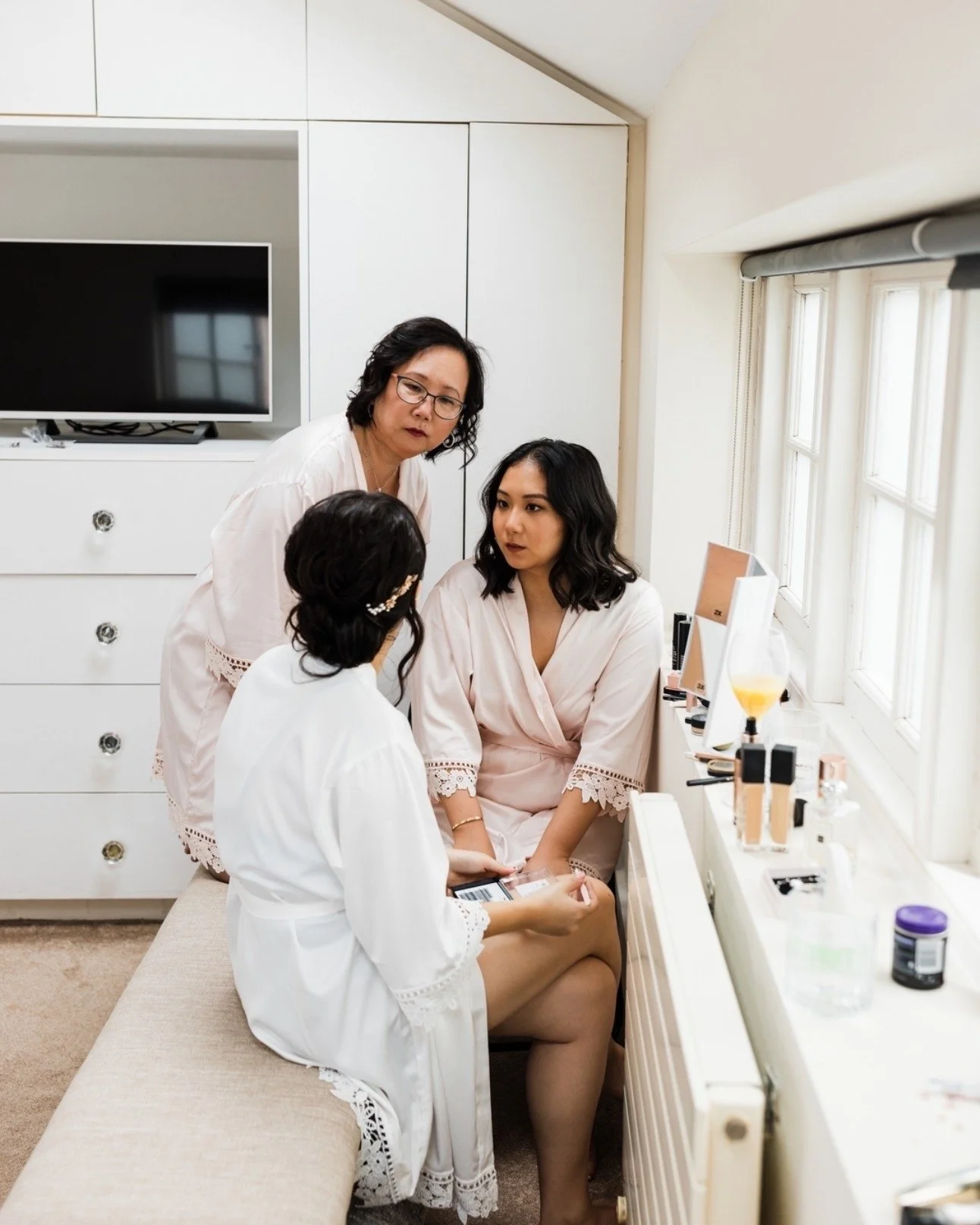 When you get ready you want to be surrounded by people who calm you and get you excited. Choose your crew carefully and make sure you have the perfect day for YOU.

#fringephotography #weddingtips #londonweddingphotographer #luxuryweddingphotography 