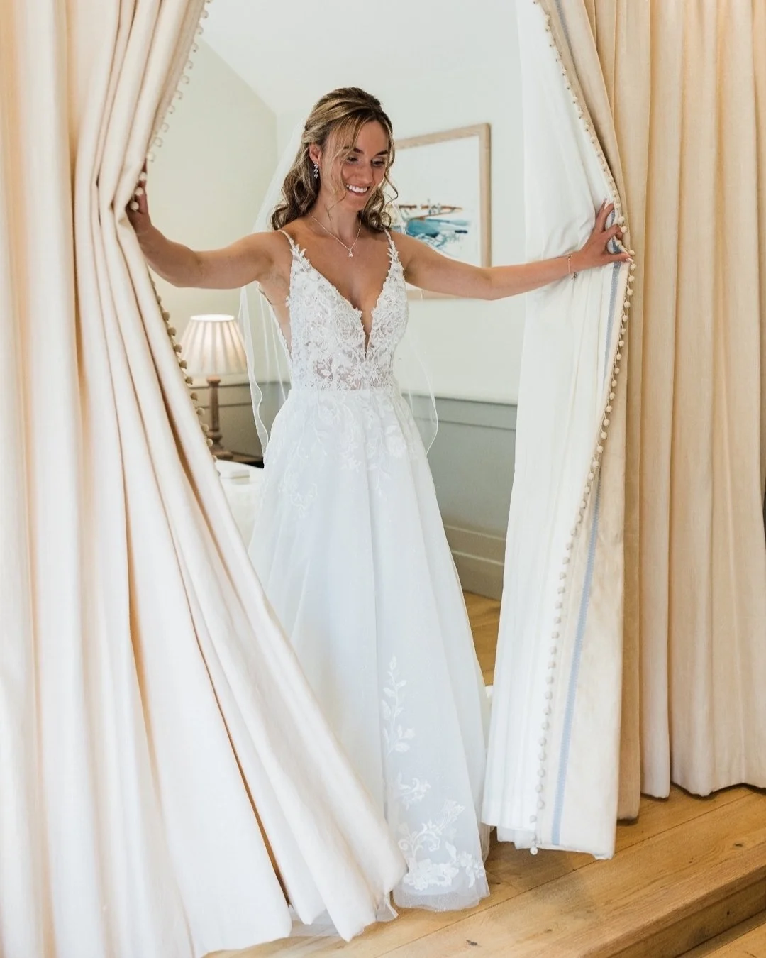 The reveal moment can be as dramatic or chilled as you like. This gorgeous bride had a perfect floor length curtain separating her bedroom from the living area, which made for a fab curtain reveal!
 #fringephotography #weddingtips #londonweddingphot