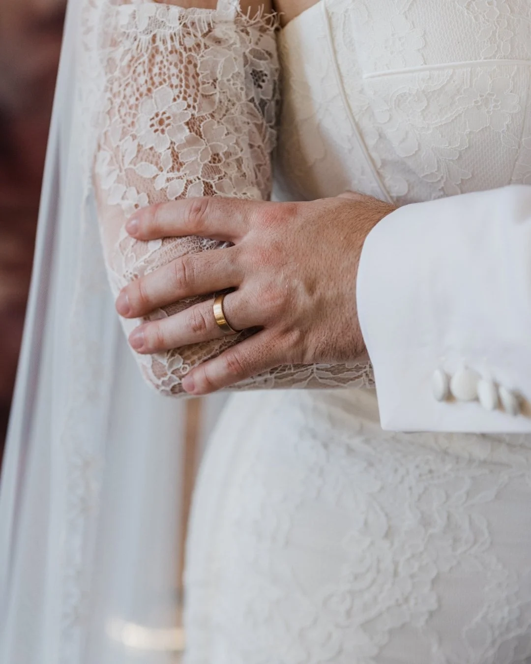 I love capturing your details during your couple photos, when they are on you it gives it a much bigger meaning than just on a table.

 #fringephotography #weddingtips #londonweddingphotographer #luxuryweddingphotography #weddinginspiration #weddingp
