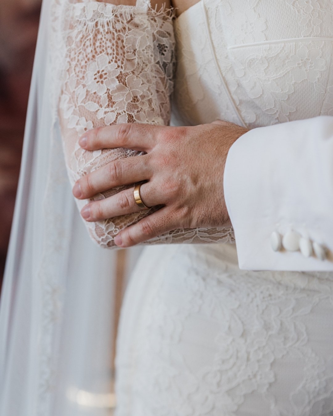 I love capturing your details during your couple photos, when they are on you it gives it a much bigger meaning than just on a table.

 #fringephotography #weddingtips #londonweddingphotographer #luxuryweddingphotography #weddinginspiration #weddingp