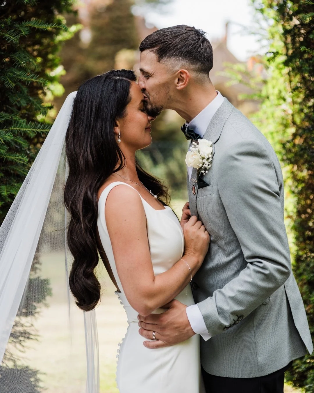 Simple forehead kisses can be so beautiful! I hope you&rsquo;re all able to hold your loved ones close this season, and remember what&rsquo;s really important and forget the things and people that aren&rsquo;t. 

 #fringephotography #weddingtips #lon