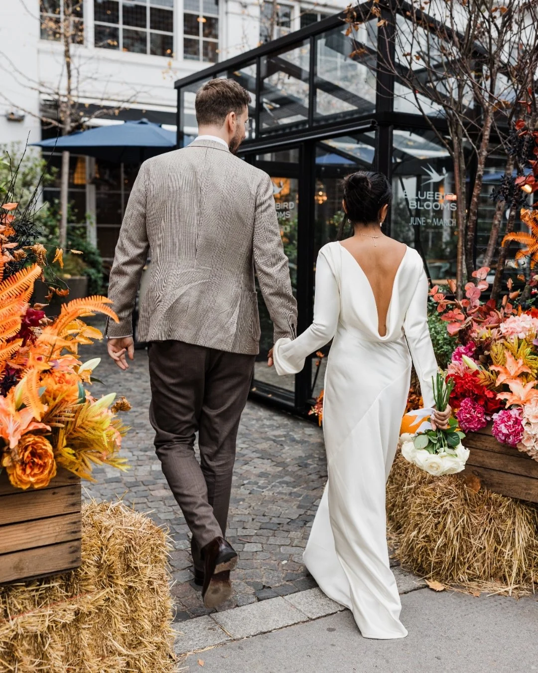 I love the simple moments; this couple walking into their reception mixed with the beautiful autumnal colours - just beautiful. 

 #fringephotography #chelseatownhall #marrymeinchelsea weddingtips #londonweddingphotographer #luxuryweddingphotography 