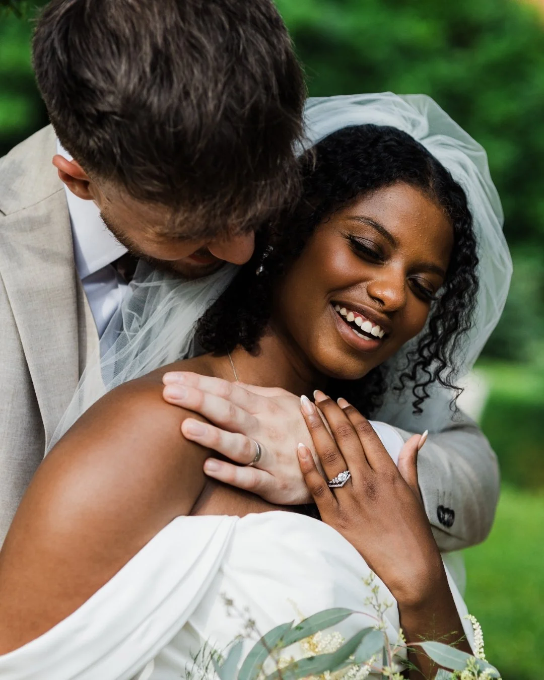 Close cuddles away from your guests ❤️ it&rsquo;s way easier to get closer of we go for a short walk away from your guests, you&rsquo;ll feel a lot more at ease and relaxed and be ready to give each other a tighter squeeze

 #fringephotography #weddi