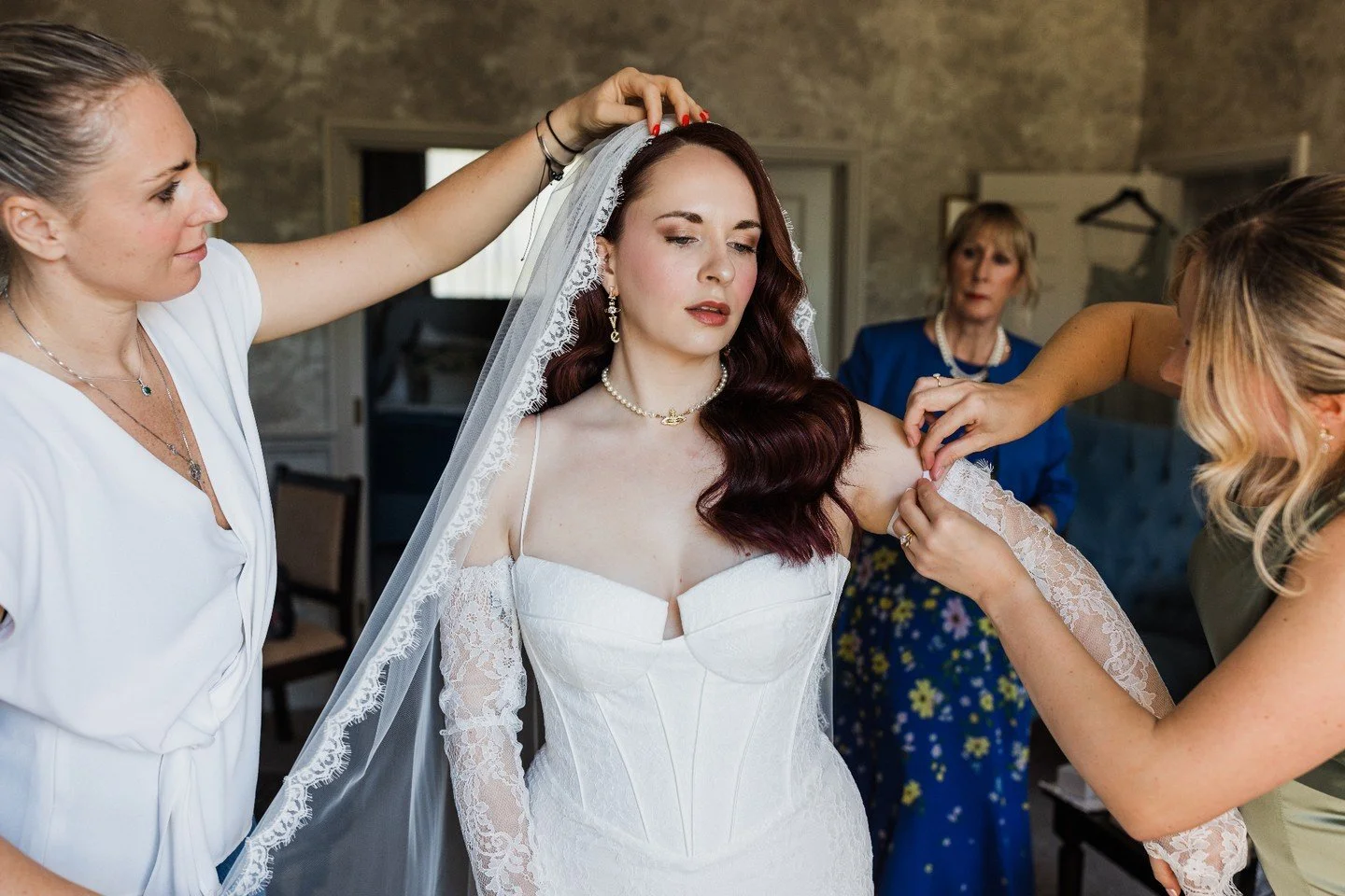 Final preparations #fringephotography #weddingtips #londonweddingphotographer #luxuryweddingphotography #weddinginspiration #weddingplanner #bridetobe2026 #classicweddingphotography #bridetobe #instawedding #naturalweddingphotography #bridetobe2027 #