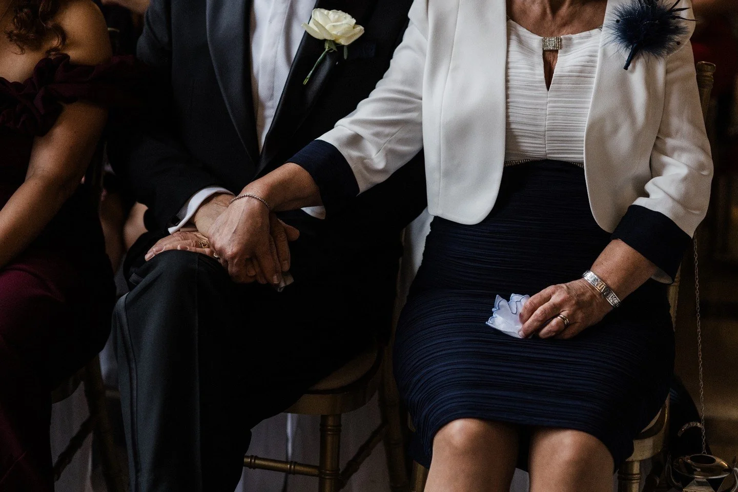 Your family members holding hands is one of the small moments I love to capture 

#romanticweddingphotography #candidweddingphotography #mydreamwedding #chicwedding #relaxedweddingphotography #modernweddingphotography #bridalinspiration #surreyweddin