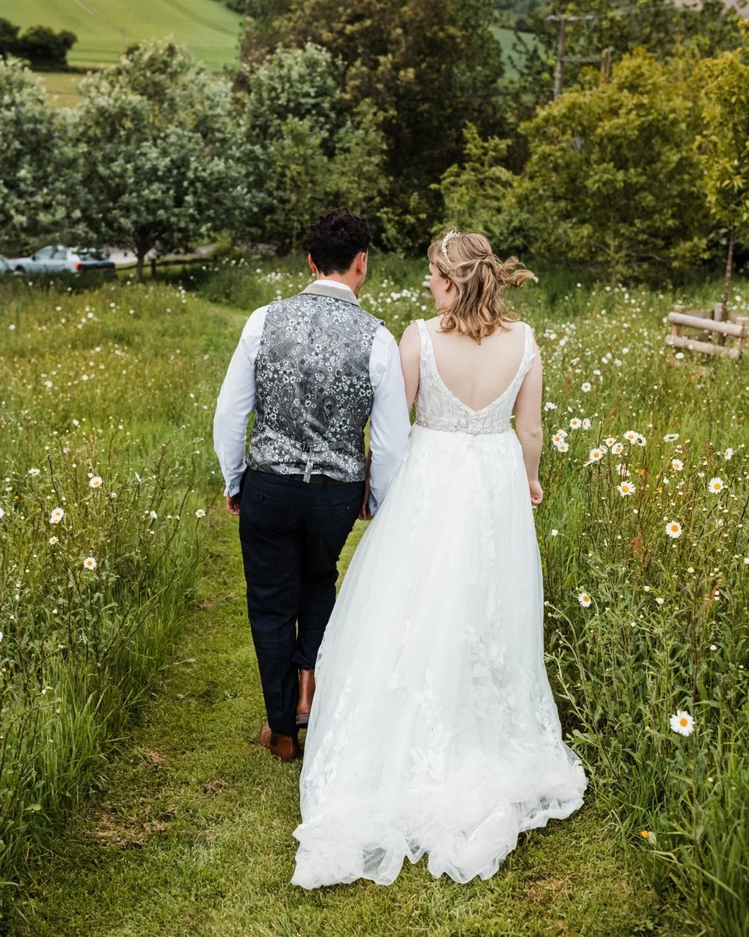 We took a few minutes away from the dance floor to get some beautifully relaxed last light couple shots in the field ❤️

#romanticweddingphotography #candidweddingphotography #mydreamwedding #chicwedding #relaxedweddingphotography #modernweddingphoto