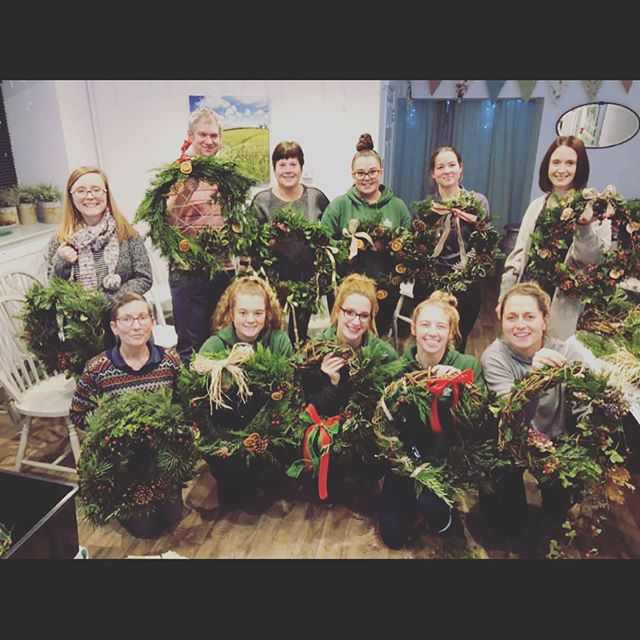 A get together before Christmas. .
We went to @fosse_farm for a Christmas wreath building session and Sue put on such a lovely evening with nibbles and drinks and Robbie Williams playing.
.
It can be hectic at this time of year but Sue kept everyone 
