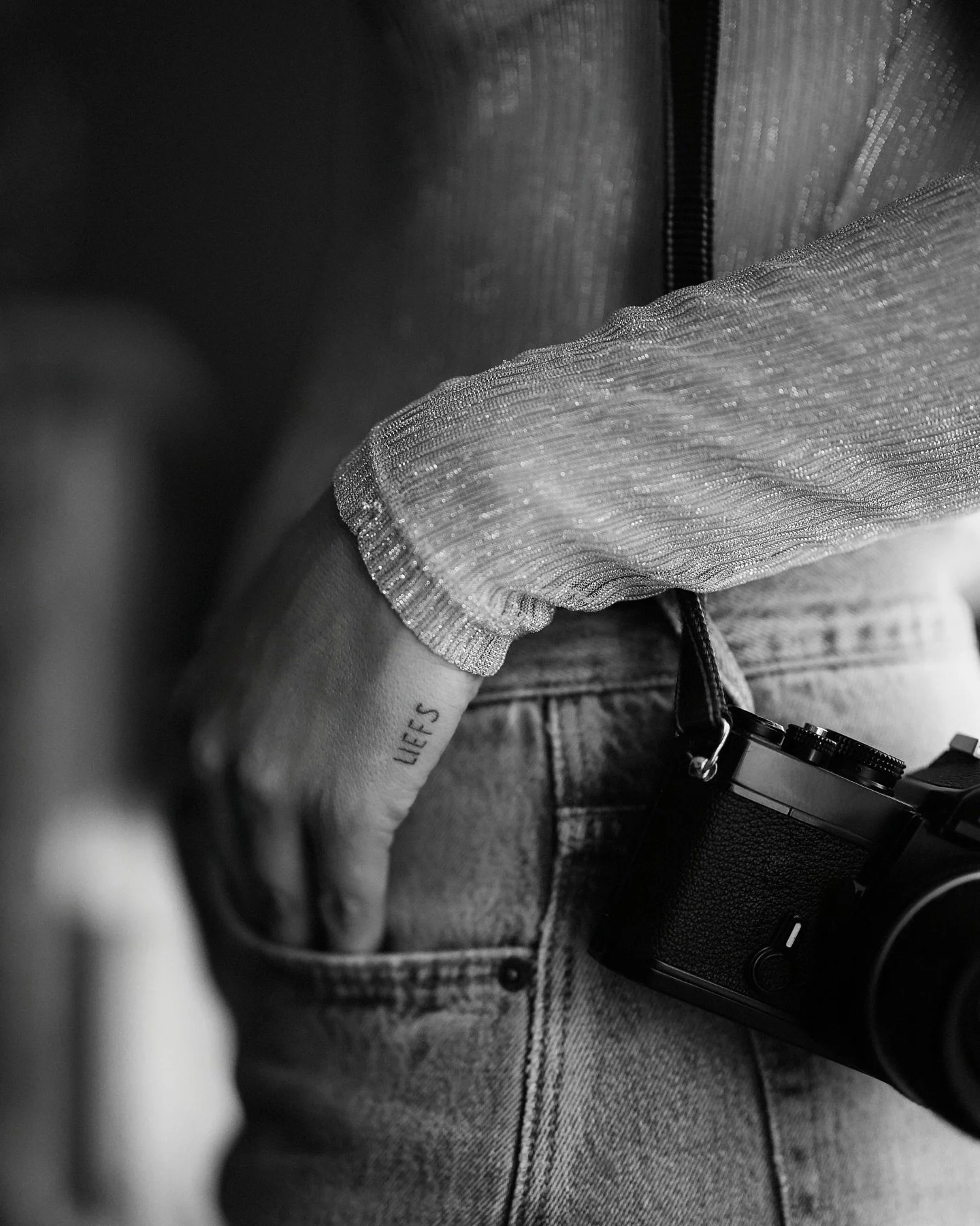 Soms zit schoonheid in iets eenvoudigs.
Een blik, een beweging, een stukje huid.
Boudoir hoeft niet groots of sexy.
Het mag klein zijn. Intiem.
Net als jij &mdash; precies zoals je bent.

Ben je nieuwsgierig naar hoe dat eruit zou zien voor jou?
Je b