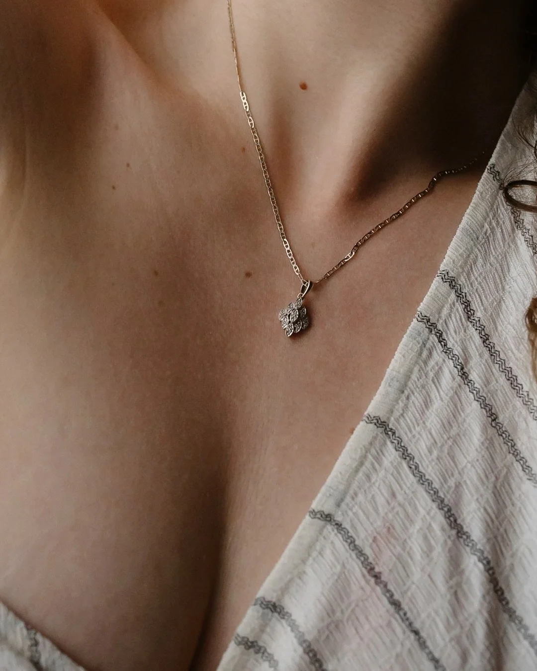 Een ode aan eenvoud!

#boudoirfotografie #boudoirnatuurlijk #elegantboudoir #zachtlicht 
#zelfliefde #vrouwelijkkracht #portretmetgevoel 
#boudoirbelgie #boudoirleuven #boudoirstudio #boudoirsessie 
#vrouwenzondermaskers #artistiekboudoir #noirportra