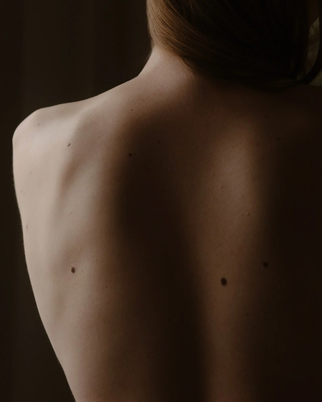 Yours Truly L.

&ldquo;Ik wou mezelf eindelijk eens echt zien.&rdquo;
Dat zei L zeker maar toch beetje bang tijdens ons kennismakingsgesprek.
Niet mooier. Niet slanker. Niet sterker.
Gewoon&hellip; echter.

Voor haar, niet voor iemand anders.
Deze se