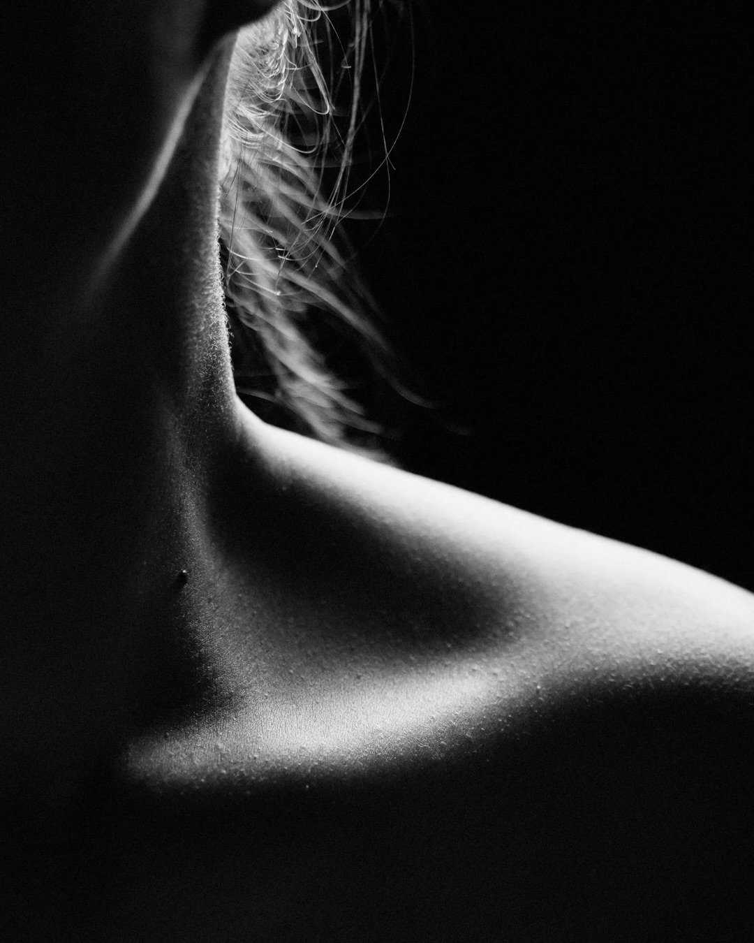 Met Yours Truly wil ik dat je jezelf ziet. Niet om te oordelen maar te waarderen. Elk detail, elke lijn en elke schaduw.

#BoudoirByStijn #NoirBoudoir #Zelfliefde #EchteSchoonheid #KwetsbaarheidIsKracht #ZachteKracht #IntiemePortretten #Lichaamsaccep