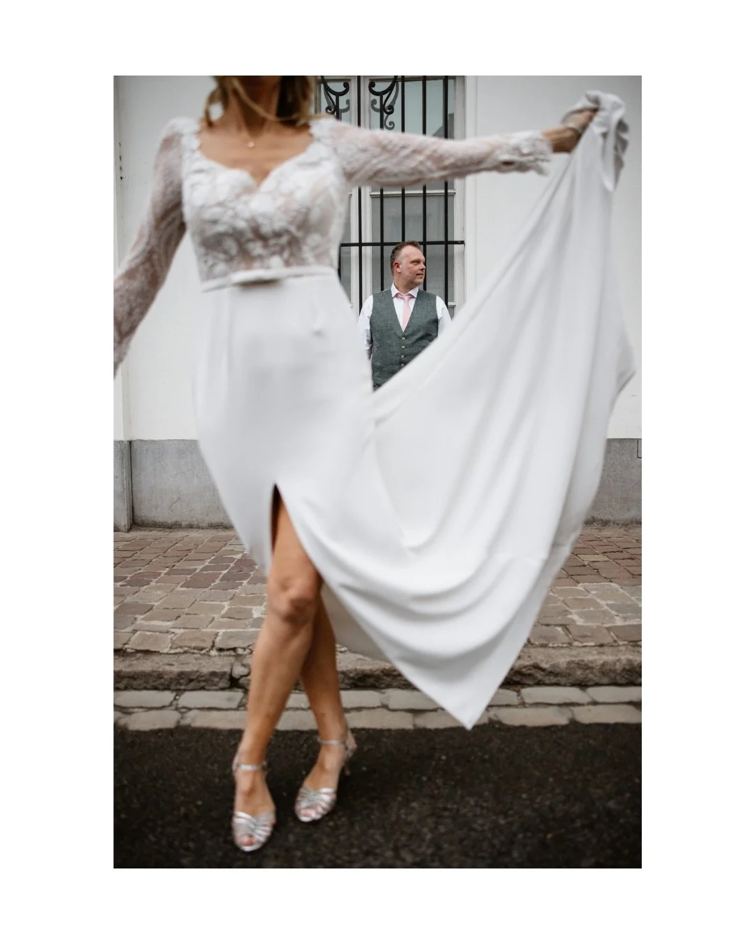 Relaxt en sfeervol huwelijk in feestzaal De Serre te Antwerpen.
E. en S. konden genieten van een prachtige avond vol sfeervol licht en een schitterend feest in deze unieke locatie te Antwerpen. Voor fantastische foto&rsquo;s moet je niet altijd episc