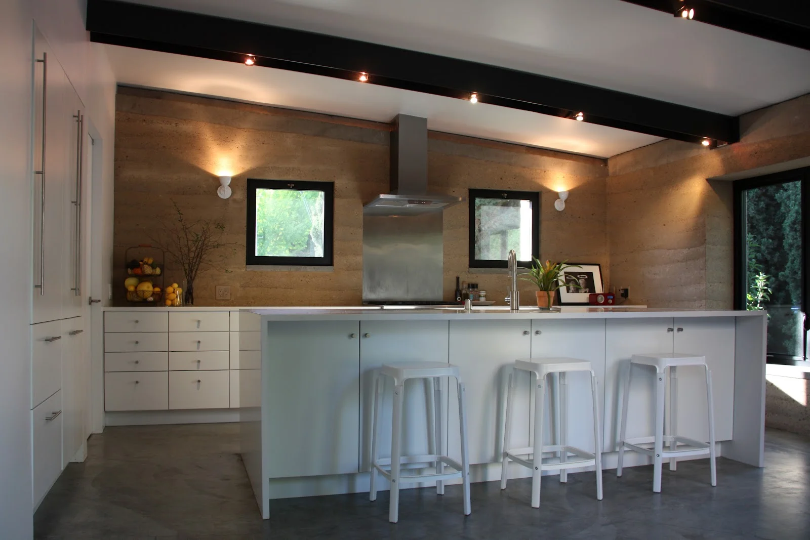 A Modern Rammed Earth Home in Silicon Valley