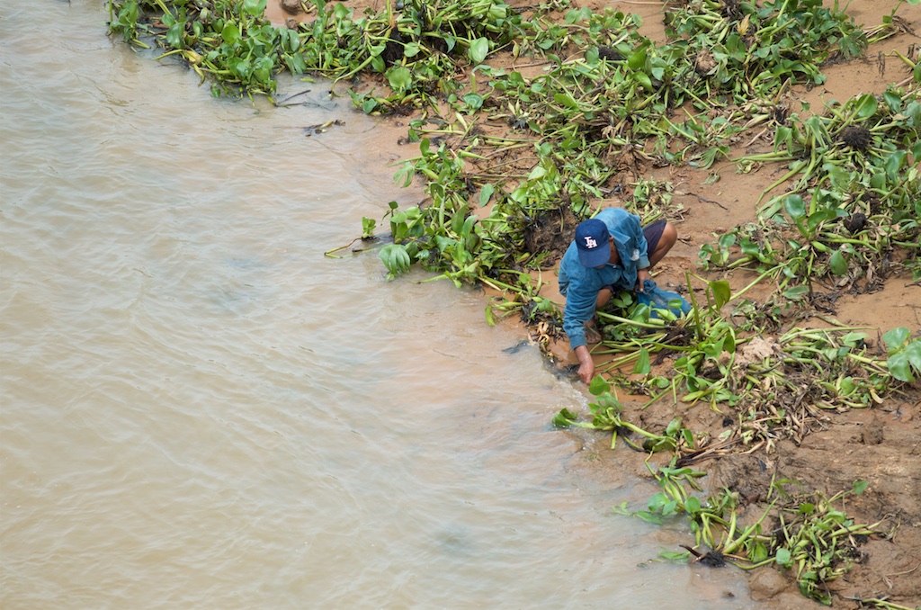 Pak Mun Dam fisherman 4.jpg