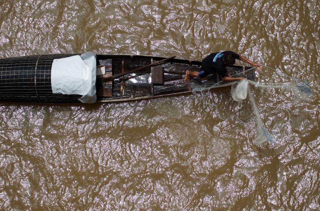 Pak Mun Dam fisherman 2.jpg