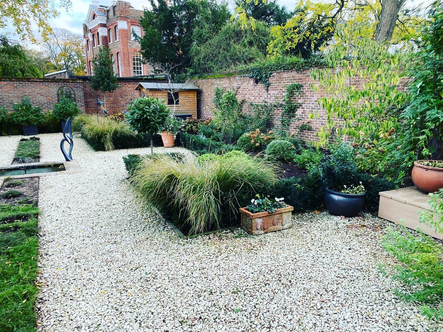 A seasonal aftercare visit for a beautiful garden designed by @lizrentzsch_ .
Clipping topiary & parterre Taxus, autumn cut back on herbacious perennials, mulching borders.
#aftercare #design #gardens #gardendesign #buckinghamshire